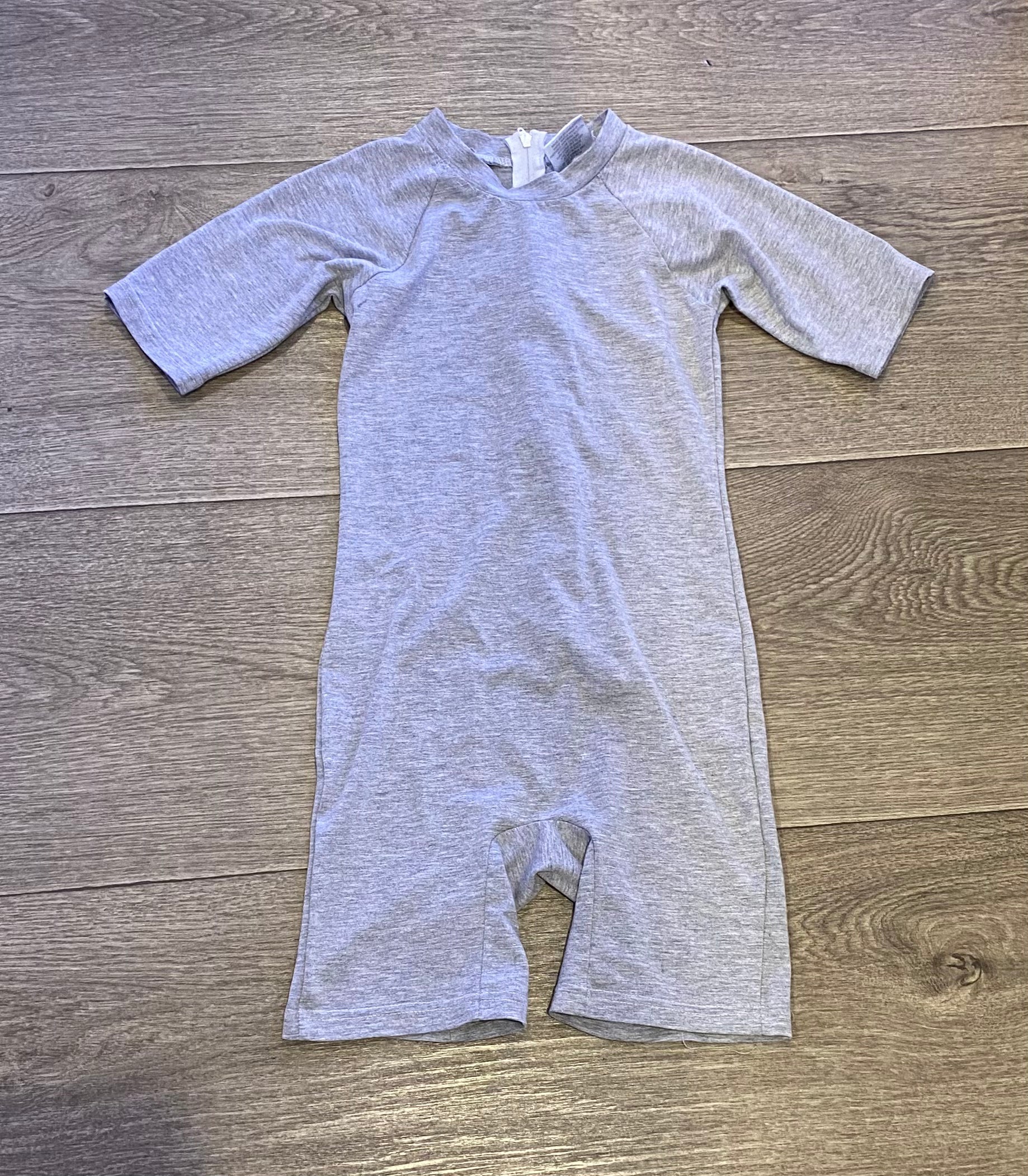 Short Sleeve Onesie with a Back Zip - Size 6